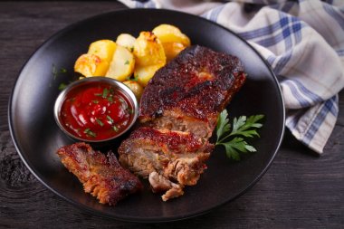Patatesli domuz kaburgası. Izgara et. Yatay
