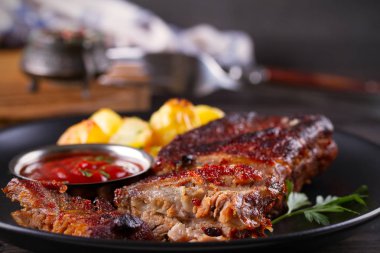 Patatesli domuz kaburgası. Izgara et. Yatay