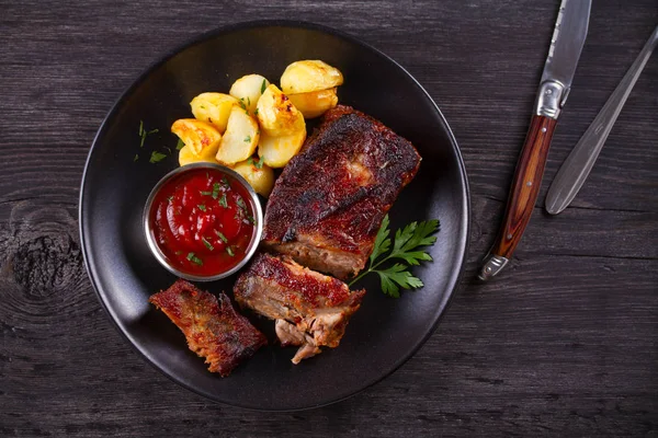 Ristede Svinekød Reservedele Ribben Med Kartofler Grillet Kød Overhead Vandret - Stock-foto