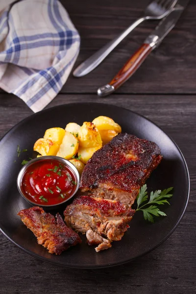 Geroosterde Varkensvlees Spareribs Met Aardappelen Gegrild Vlees Vertcal — Stockfoto