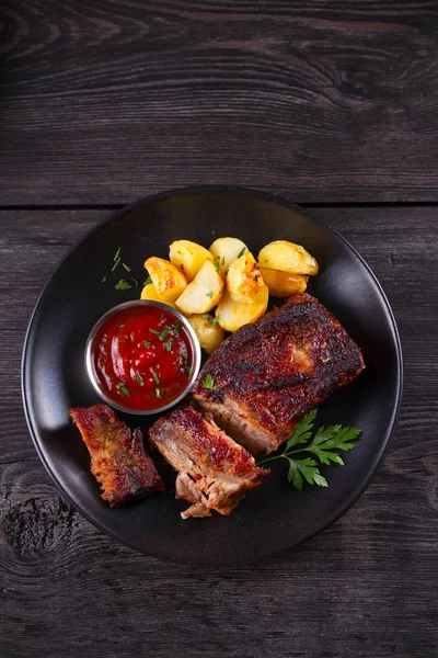 Geroosterde Varkensvlees Spareribs Met Aardappelen Gegrild Vlees Overhead Vertcal — Stockfoto