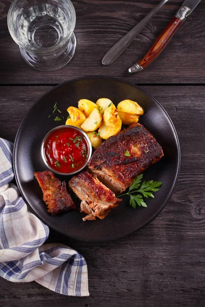 Geroosterde Varkensvlees Spareribs Met Aardappelen Gegrild Vlees Overhead Vertcal — Stockfoto