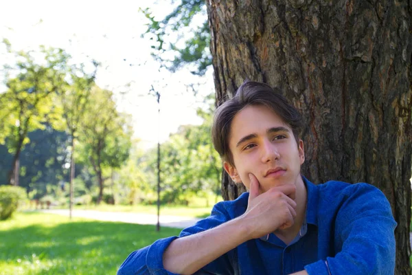 Retrato Del Joven Pensando — Foto de Stock