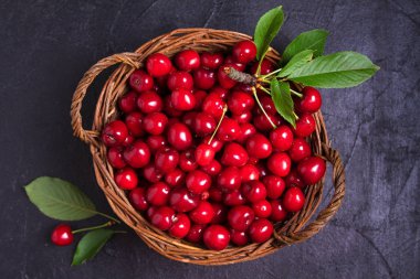 Siyah arka planda sepette taze kiraz. Taze olgun tatlı kiraz