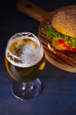 Bira ve burger hizmet için ahşap tahta üzerinde. Bira ve gıda konsepti - Resim