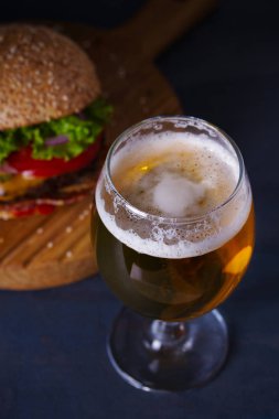 Bira ve burger hizmet için ahşap tahta üzerinde. Bira ve gıda konsepti - Resim