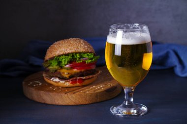 Bira ve burger hizmet için ahşap tahta üzerinde. Bira ve gıda konsepti - Resim
