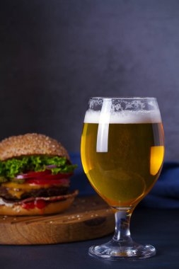 Bira ve burger hizmet için ahşap tahta üzerinde. Bira ve gıda konsepti - Resim
