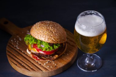 Bira ve burger hizmet için ahşap tahta üzerinde. Bira ve gıda konsepti - Resim