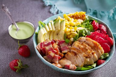 Tavuklu Cobb Salatası. Tavuk pastırma avokado çilek ve tatlı mısır salatası - sağlıklı gıda 