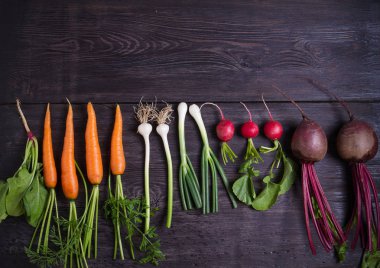 Havuç, pancar, turp, soğan, sarımsak, ahşap arka planda ıspanak. Düz döşeme, kopyalama alanı - Resim