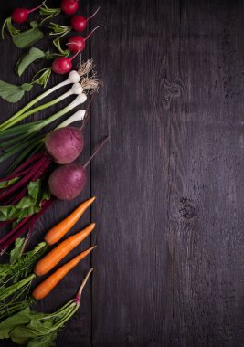 Havuç, pancar, turp, soğan, sarımsak, ahşap arka planda ıspanak. Düz döşeme, kopyalama alanı - Resim