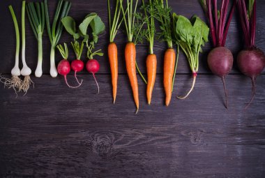 Havuç, pancar, turp, soğan, sarımsak, ahşap arka planda ıspanak. Düz döşeme, kopyalama alanı - Resim