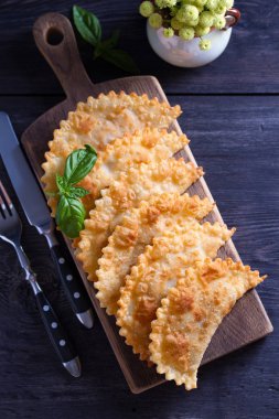 Chebureki - et ve soğan ile tavada kızarmış pasta. Kızarmış hamur yemeği. Yukarıdan görüntüle, en iyi stüdyo çekimi