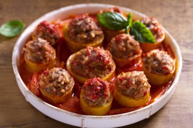 Et, pirinç ve sebzeyle doldurulmuş kabak. Dolu kabak.