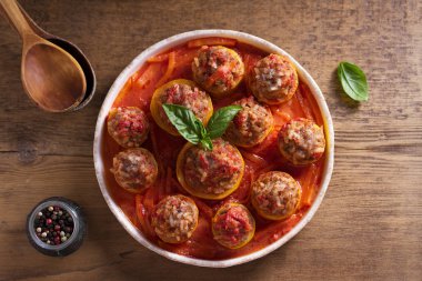 Et, pirinç ve sebzeyle doldurulmuş kabak. Dolu kabak.