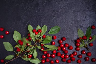 Kiraz-siyah arka planda çilek. Yaz meyveleri. Gıda arka plan, düzen, boşaltmak