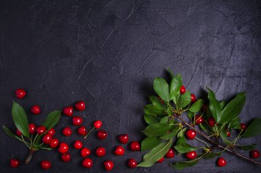 Kiraz-siyah arka planda çilek. Yaz meyveleri. Gıda arka plan, düzen, boşaltmak