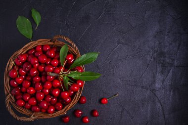 Kiraz-siyah arka planda çilek. Yaz meyveleri. Gıda arka plan, düzen, boşaltmak