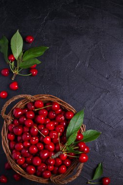 Kiraz-siyah arka planda çilek. Yaz meyveleri. Gıda arka plan, düzen, boşaltmak