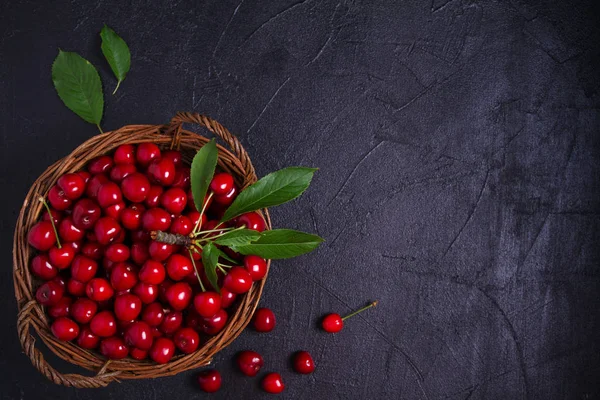 Kiraz-siyah arka planda çilek. Yaz meyveleri. Gıda arka plan, düzen, boşaltmak