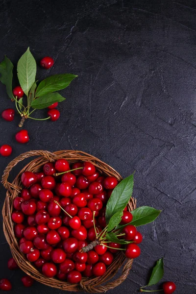 Kiraz-siyah arka planda çilek. Yaz meyveleri. Gıda arka plan, düzen, boşaltmak