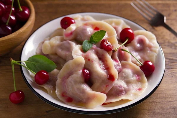 Bolinhos Cheios Cerejas Varenyky Vareniki Pierogi Pyrohy Bolinhos Massa Com — Fotografia de Stock