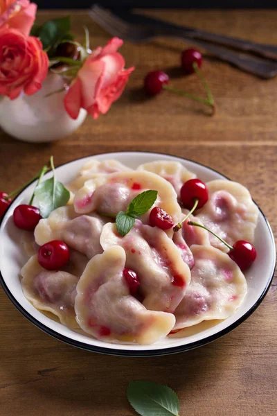 Dumplings Remplis Cerises Varenyky Vareniki Pierogi Pyrohy Boulettes Avec Remplissage — Photo