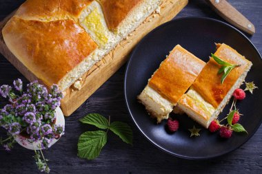 Kırsal süzme peynir ahududu ile servis