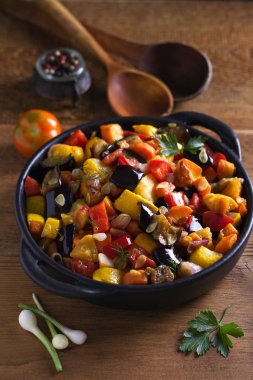 Sebze güveç: patlıcan, biber, domates, kabak, havuç ve soğan. Haşlanmış sebze salatası