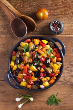 Sebze güveç: patlıcan, biber, domates, kabak, havuç ve soğan. Haşlanmış sebze salatası