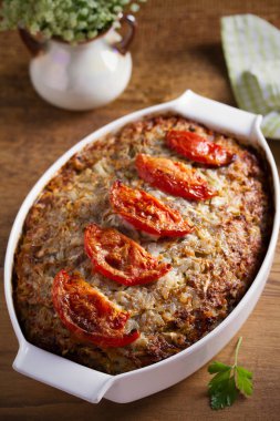Ahşap masada beyaz pişirme çanak sığır pirinç ve lahana güveç 