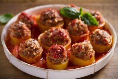 Kabak domates soslu et, pirinç ve sebze ile doldurulmuş. Yüklü kabak