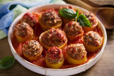 Kabak domates soslu et, pirinç ve sebze ile doldurulmuş. Yüklü kabak