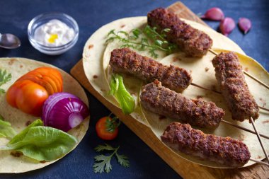 Pide, sebze ve yoğurt soslu Kofta kebapları