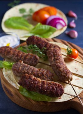 Pide, sebze ve yoğurt soslu Kofta kebapları