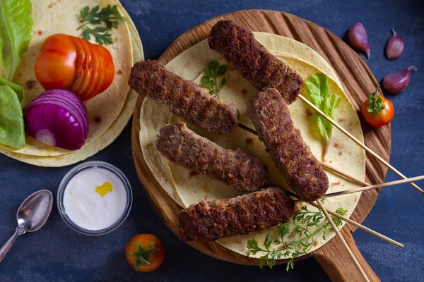 Pide, sebze ve yoğurt soslu Kofta kebapları