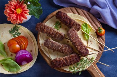 Pide, sebze ve yoğurt soslu Kofta kebapları