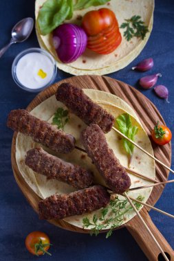 Pide, sebze ve yoğurt soslu Kofta kebapları