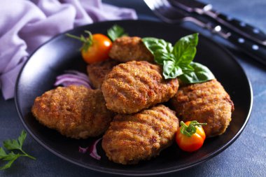 Lezzetli ev yapımı burger veya köfte ve sebze