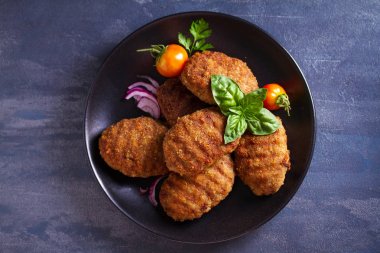 Lezzetli ev yapımı burger veya köfte ve sebze. Yukarıdan görüntüle, en iyi stüdyo çekimi