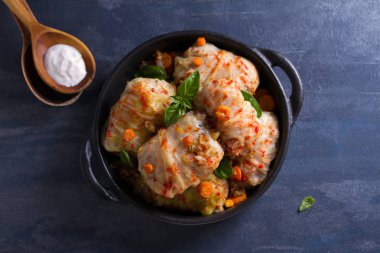 Et, pirinç ve sebzeli lahana dolması. Chou farci, dolma, sarma, sarmale, golubtsy veya golabki - birçok ülkede popüler yemek. Yukarıdan bak, en iyi stüdyo çekimi.