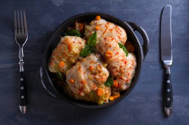 Et, pirinç ve sebzeli lahana dolması. Chou farci, dolma, sarma, sarmale, golubtsy veya golabki - birçok ülkede popüler yemek. Yukarıdan bak, en iyi stüdyo çekimi.