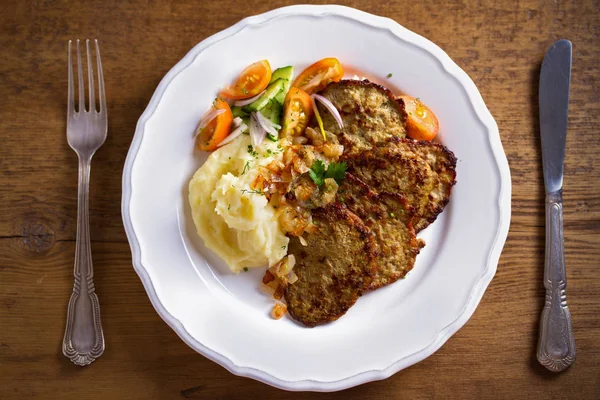 Tortitas Hígado Pollo Con Puré Papas Verduras Plato Blanco Guarnición — Foto de Stock