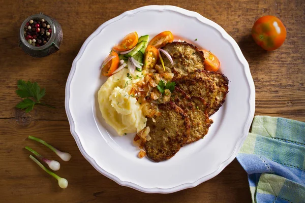 Tortitas Hígado Pollo Con Puré Papas Verduras Plato Blanco Guarnición —  Fotos de Stock