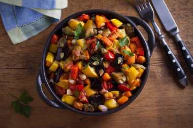 Sebze güveç: patlıcan, kırmızı biber, domates, kabak, havuç ve soğan. Haşlanmış sebze salatası. Yukarıdan görüntüle, en iyi stüdyo çekimi