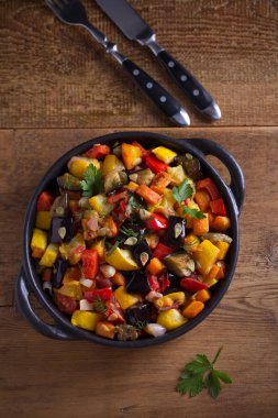 Sebze güveç: patlıcan, kırmızı biber, domates, kabak, havuç ve soğan. Haşlanmış sebze salatası. Yukarıdan görüntüle, en iyi stüdyo çekimi