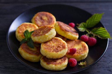 Süzme peynirli krep. Syrniki ve ahududu