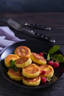 Süzme peynirli krep. Syrniki ve ahududu