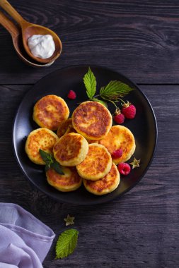 Süzme peynirli krep. Syrniki ve ahududu. Yukarıdan görüntüle, en iyi stüdyo çekimi